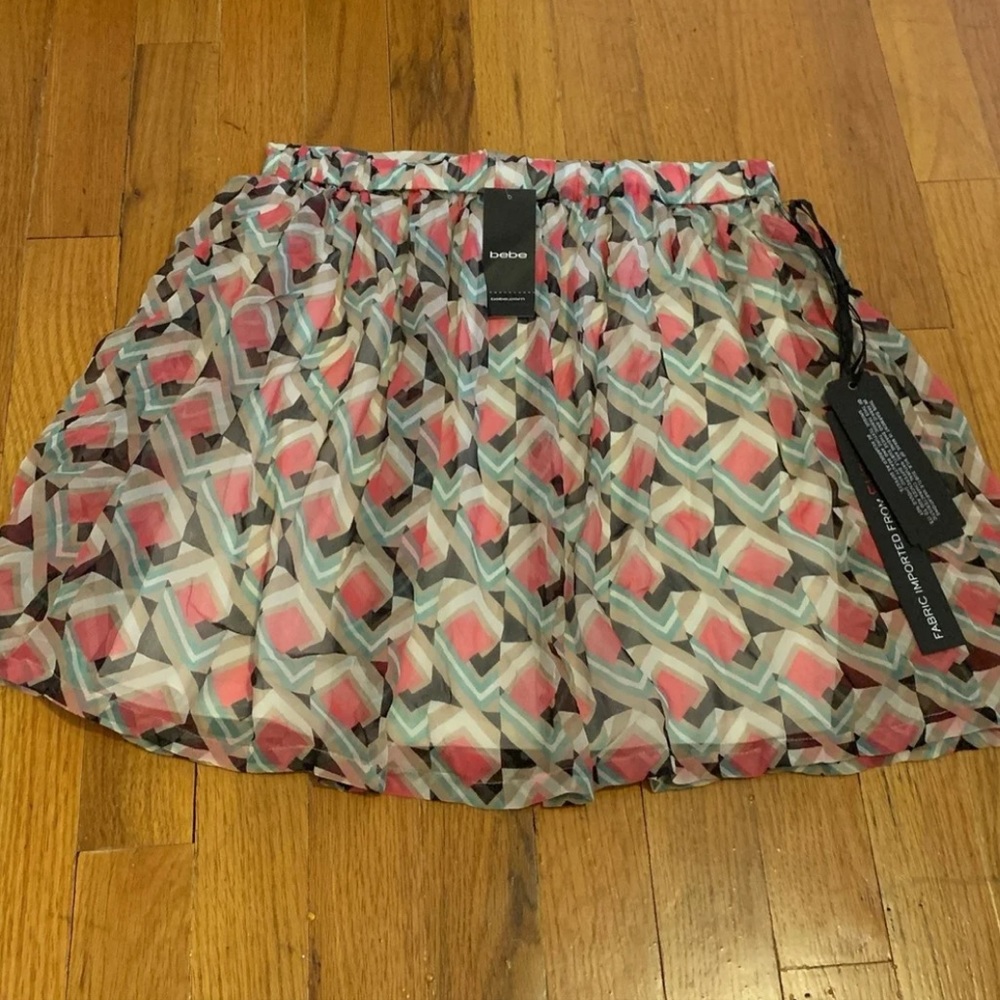 Silk fabric skirt, elastic waist, pattern design.